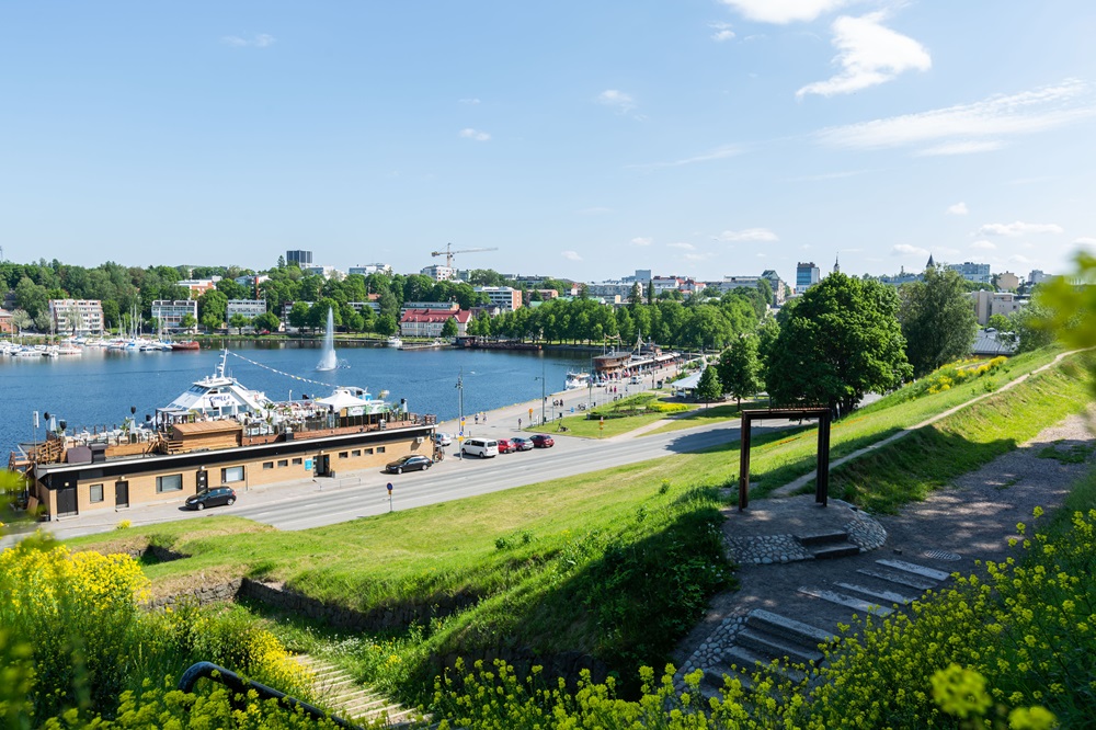 Maisemakuva linnoituksesta kaupunginlahdelle.jpg, Kaupunginlahden ja linnoituksen maisema.
